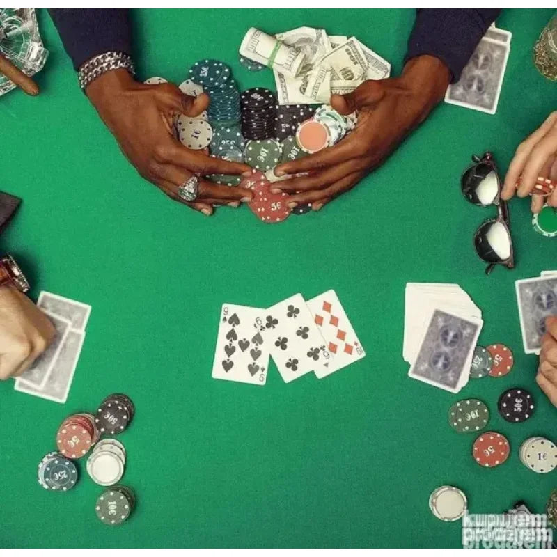 Dva špila karata i kockice pored poker žetona