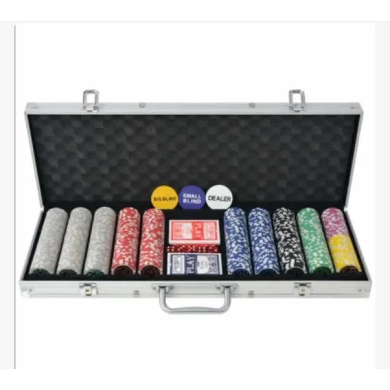 poker set 500 žetona u aluminijumskom koferu — otvoren kofer sa žetonima i kartama