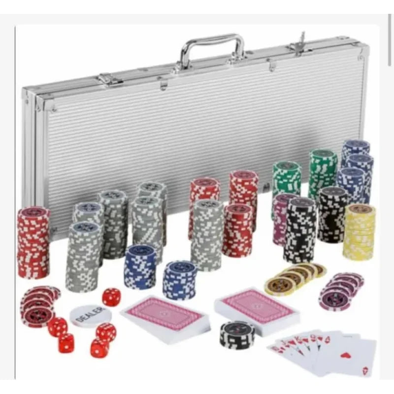 poker set 500 žetona sa dva špila karata raspoređenih pored aluminijumskog kofera