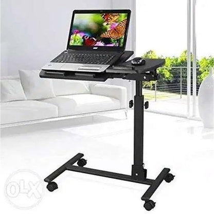 pokretni sto za laptop HS-302 sa laptopom i fiokom u belom dnevnom boravku