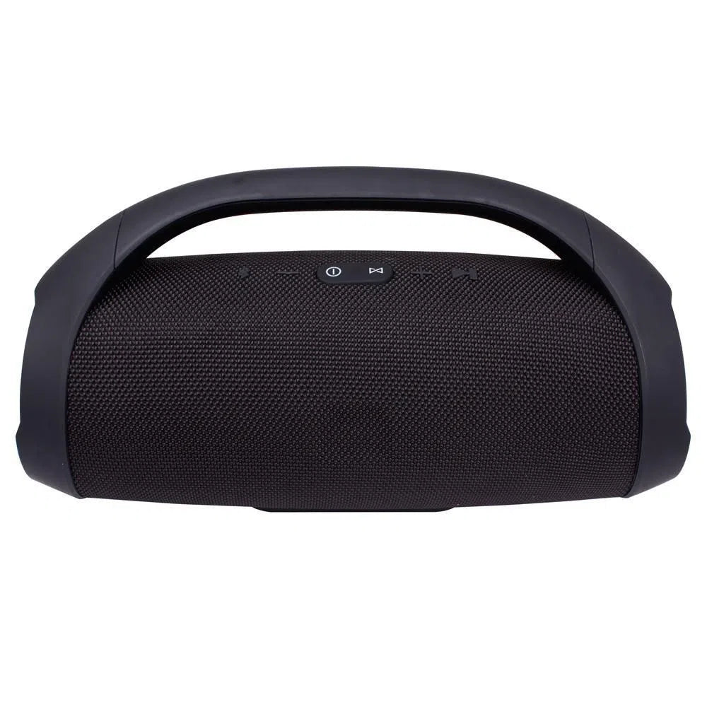 BOOMBOX zvučnik na stolu pored telefona koji se puni preko USB izlaza