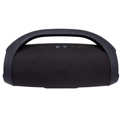 BOOMBOX zvučnik na stolu pored telefona koji se puni preko USB izlaza