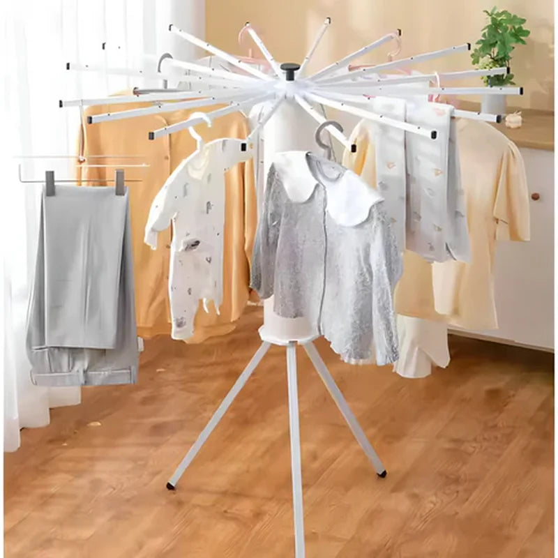 sušač za veš od aluminijuma i drveta sa razapetom garderobom u dnevnoj sobi