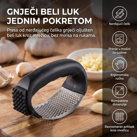 crna presa za beli luk sa mrežicom od nerđajućeg čelika na kuhinjskom stolu