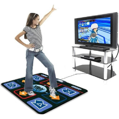 Devojčica pleše na podlozi povezanoj kablom sa TV-om na stalku