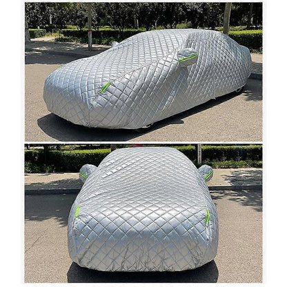 Automobil potpuno pokriven ceradom, bočni i prednji ugao snimka