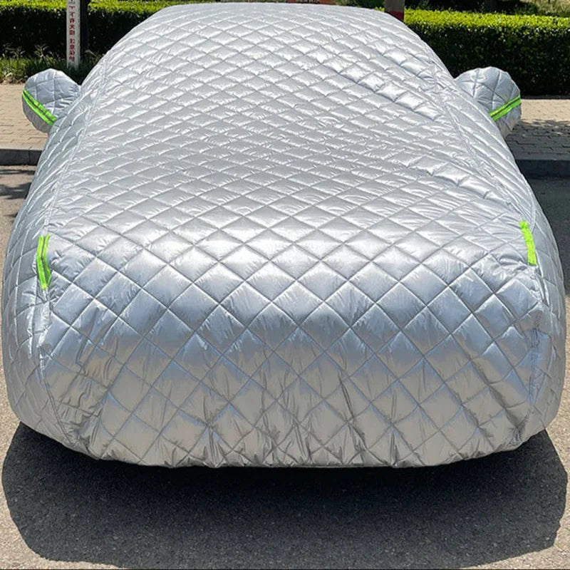 Zadnji deo ceradom pokrivenog automobila sa zelenim patent zatvaračima