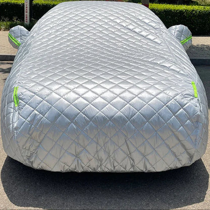 Zadnji deo ceradom pokrivenog automobila sa zelenim patent zatvaračima