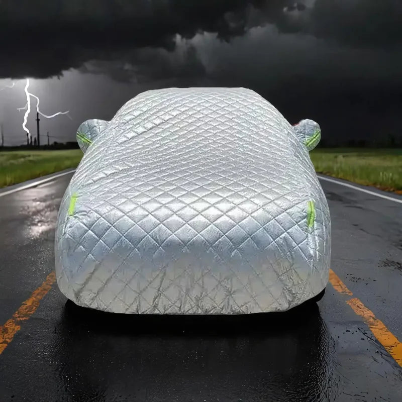 Cerada pokriva zadnji deo automobila na mokrom putu tokom oluje