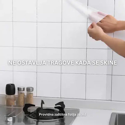 Ruke skidaju foliju sa pločica bez ostavljanja tragova