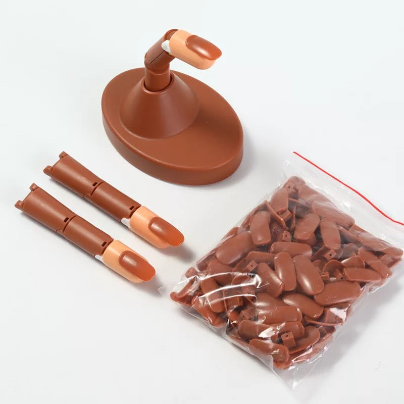 prst za vežbanje noktiju — detalj tipse u ležištu na vrhu prsta