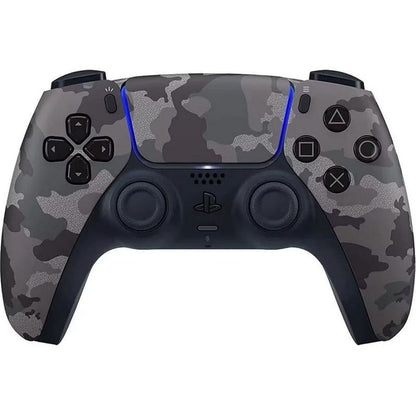 PS5 gamepad Camo dizajn iz prednjeg ugla sa plavim LED touchpadom