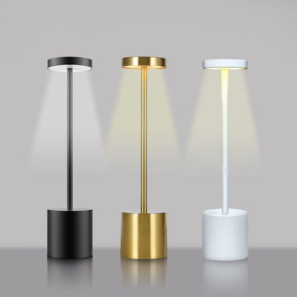 tri stone lampe u crnoj, zlatnoj i beloj boji, sve uključene sa toplim svetlom