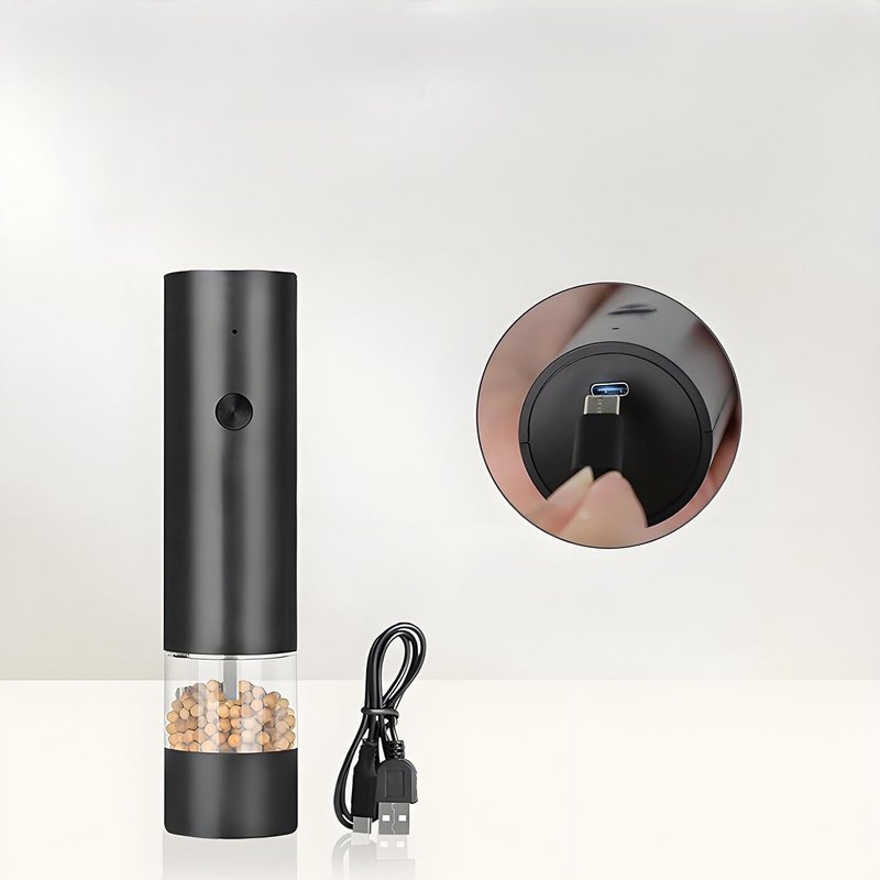 crni mlin za biber sa uveličanim prikazom USB porta za punjenje i kablom