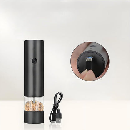 crni mlin za biber sa uveličanim prikazom USB porta za punjenje i kablom