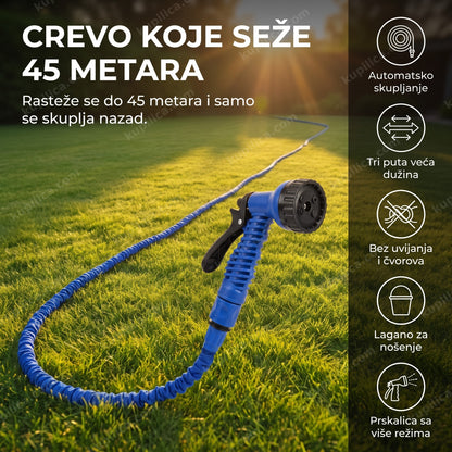 Plavo rastegljivo crevo od 45 metara na travnjaku u zlatnom svetlu
