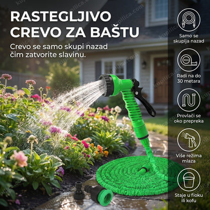 Zeleno rastegljivo crevo za baštu zaliva cvetne leje ujutru
