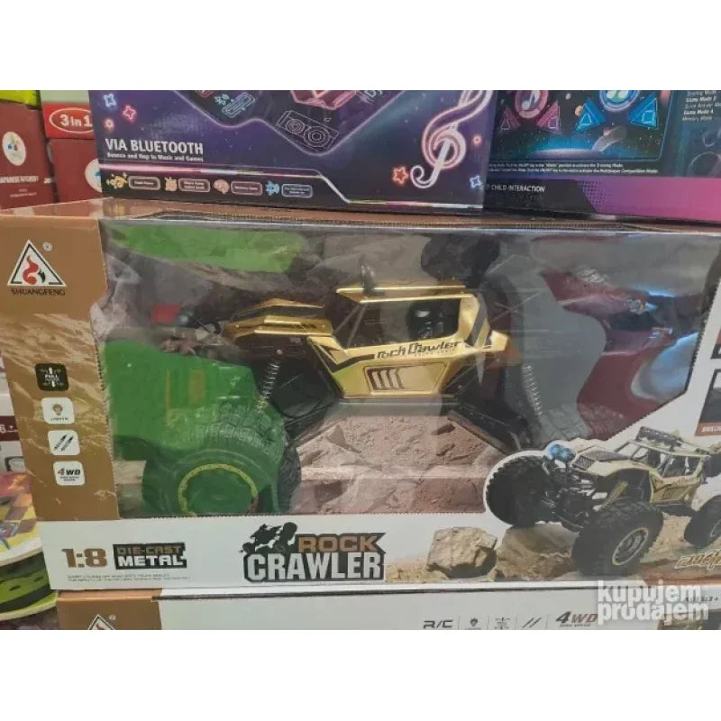 rc džip 1:8 4x4 parkiran na makadamskom putu