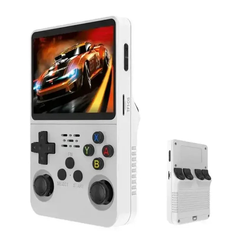 retro konzola R36S 64GB u belom kućištu sa igrom trkačkog automobila na ekranu