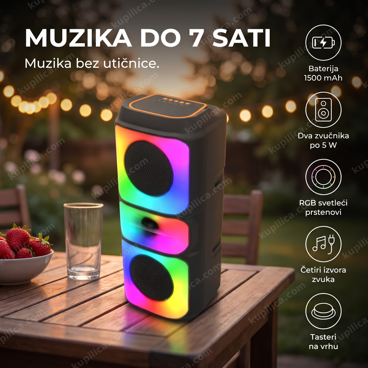 prenosivi rgb bluetooth zvučnik sa fm radiom na stolu u dvorištu uveče
