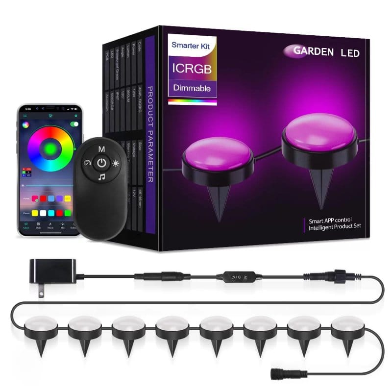 Baštenska staza uveče osvetljena animiranim RGB modulima