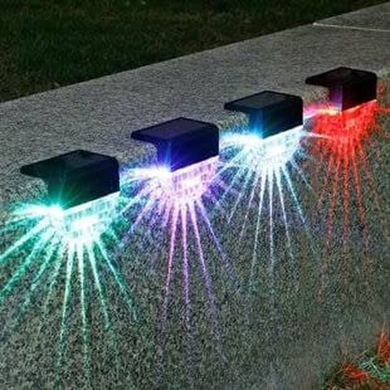 solarne lampe u nizu sa rgb svetlom postavljene na ivici zida