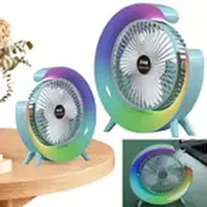 stoni ventilator sa RGB svetlom pored laptopa uveče