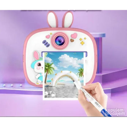 zadnja strana roze fotoaparata sa otvorom za termalni papir