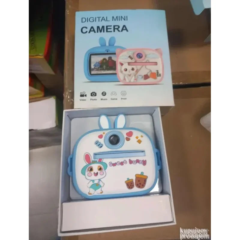 roze fotoaparat sa štampačem u dečjoj ruci, motiv zeke izbliza
