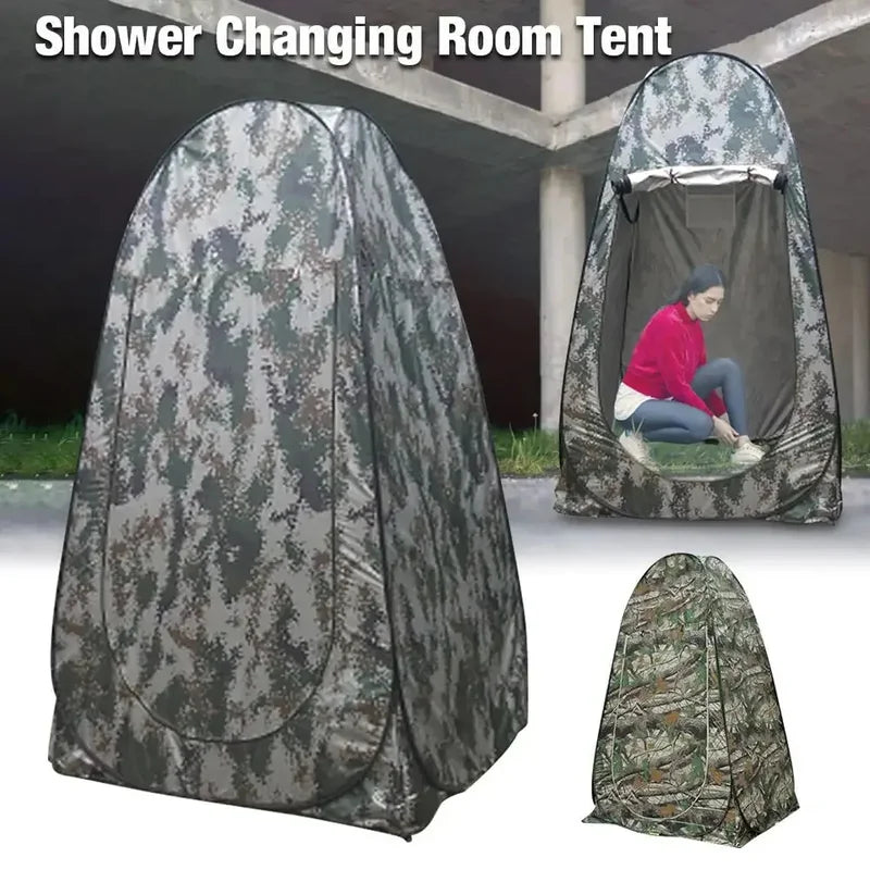 unutrašnjost šatora sa devojkom koja sedi i vezuje pertle