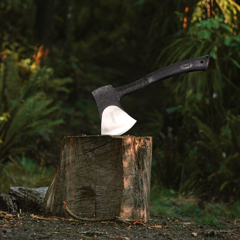 drugačija sekira crne boje zabodena u panj, bez ugravirane šumske scene