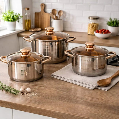 set lonaca inox 18/10 6 delni sa staklenim poklopcima na kuhinjskom pultu