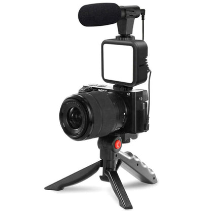 mikrofon i LED svetlo iz seta montirani na Sony fotoaparat na stativu