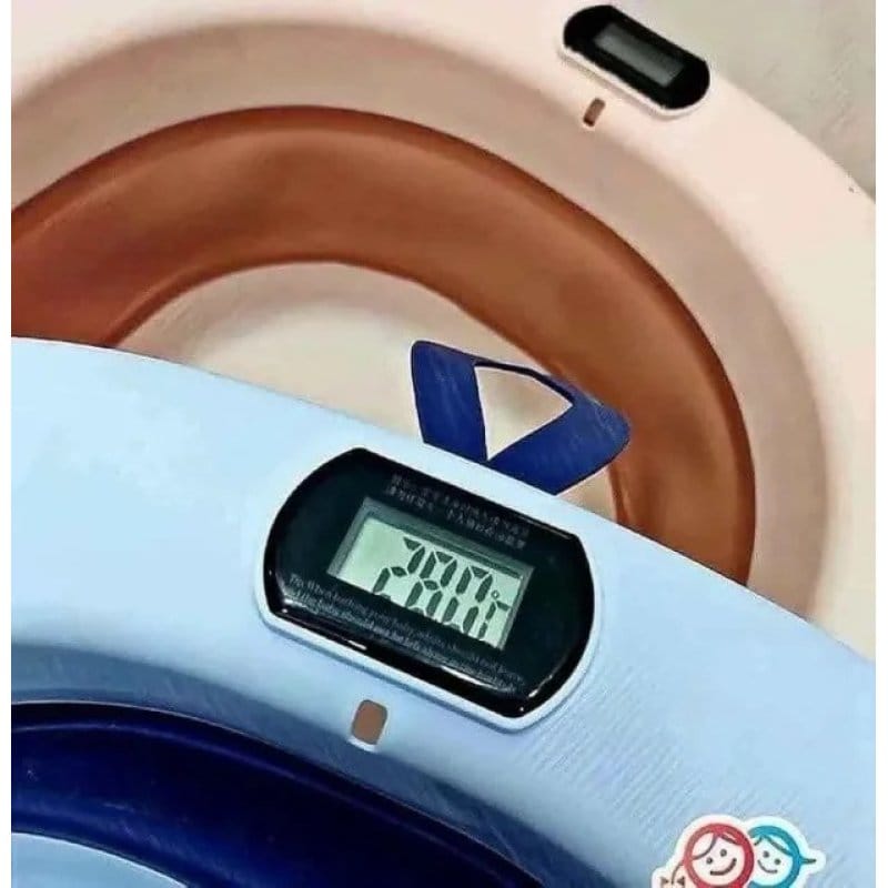 sklopljena kadica za bebe pored kofe i bokala u kupatilu