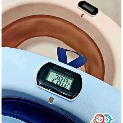 sklopljena kadica za bebe pored kofe i bokala u kupatilu