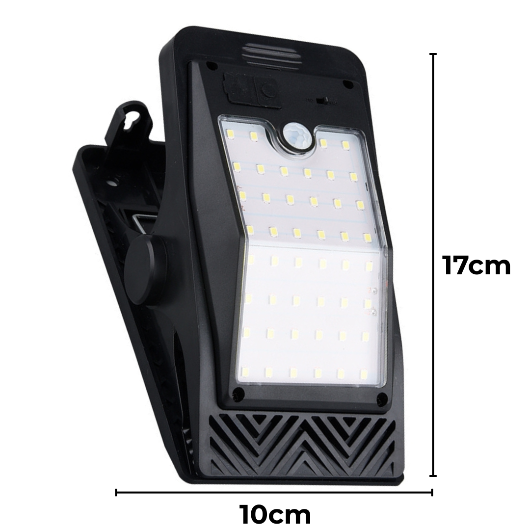 cliplight okačena na granu drveta u bašti