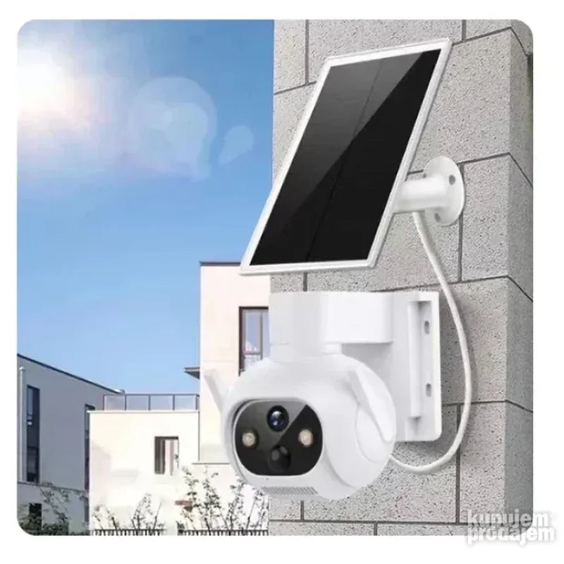 bela PTZ kamera sa solarnim panelom montirana na zid zgrade