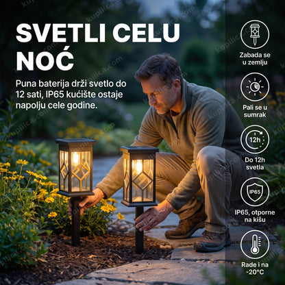 solarne baštenske lampe fenjer set od 2 komada — muškarac postavlja lampe duž staze u sumrak, ip65 kućište, do 12 sati svetla