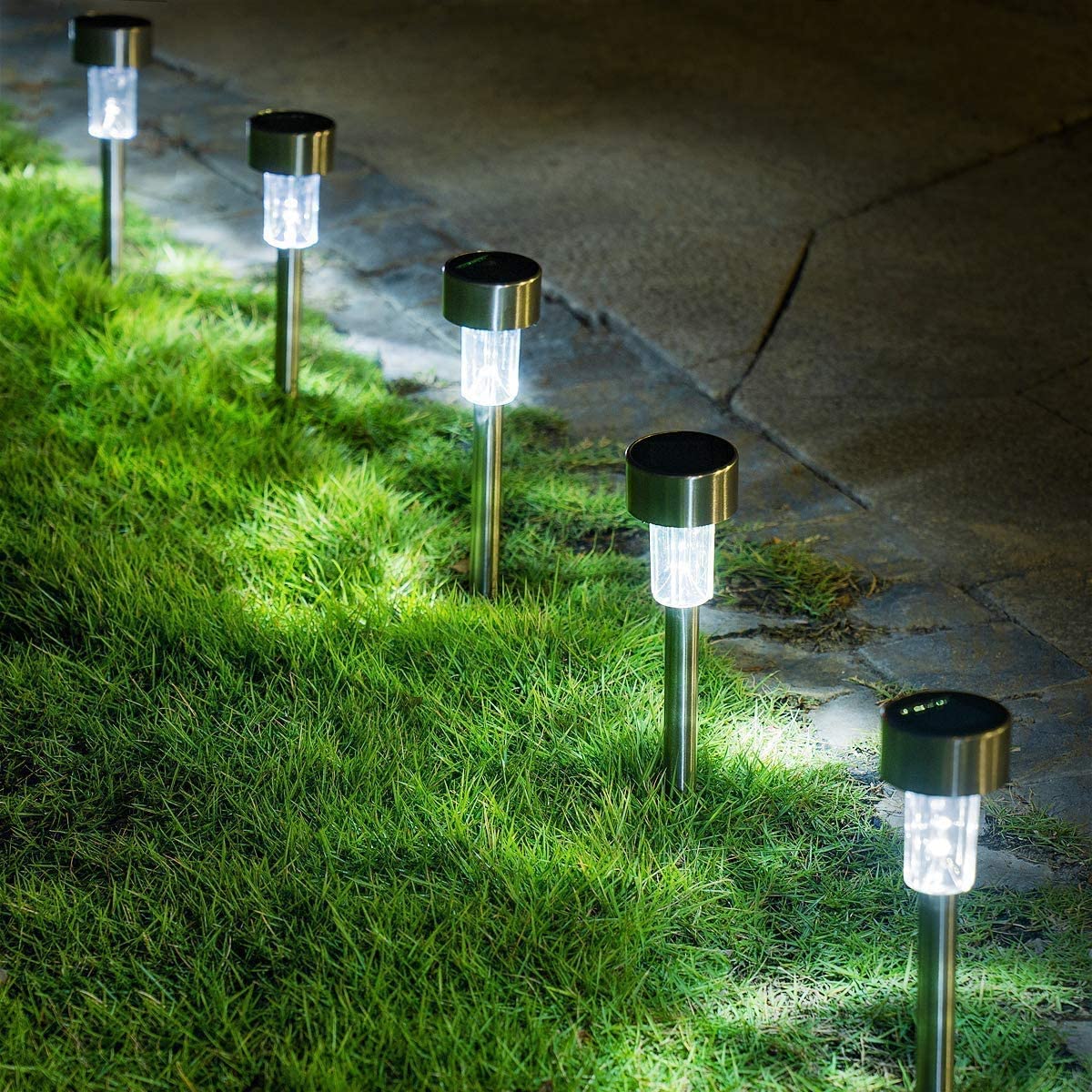 detalj solarnog panela i poklopca na vrhu baštenske lampe