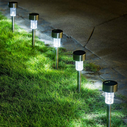 detalj solarnog panela i poklopca na vrhu baštenske lampe