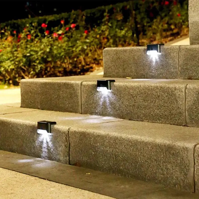 solarne lampe za stepenice — male lampe montirane na ivicu kamenih stepenica noću