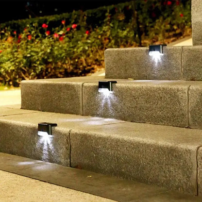 solarne lampe za stepenice — male lampe montirane na ivicu kamenih stepenica noću