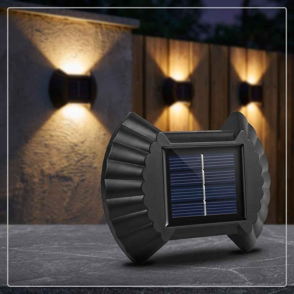 solarne zidne lampe — jedna lampa sa solarnim panelom na stolu, iza nje upaljene lampe na fasadi i drvenoj ogradi