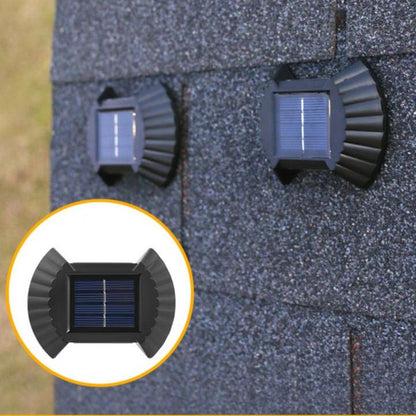 dve solarne zidne lampe montirane na fasadu sa krovnom šindrom, panel okrenut ka nebu