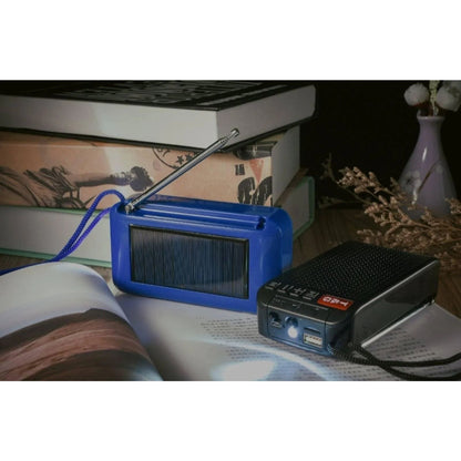 solarni bluetooth zvučnik na stolu napolju, panel okrenut ka suncu