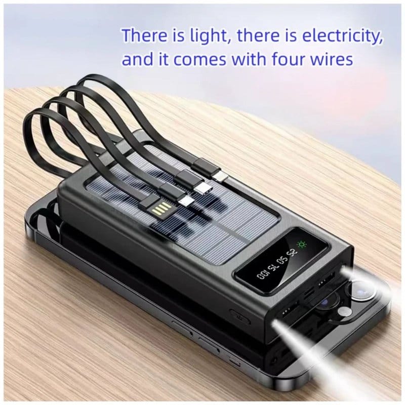 Solarni punjač okačen na ranac tokom planinarenja