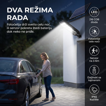 solarni reflektor aerbes 400w sa senzorom pokreta — žena parkira auto ispred kuće noću, reflektor osvetljava prilaz, 216 cob dioda