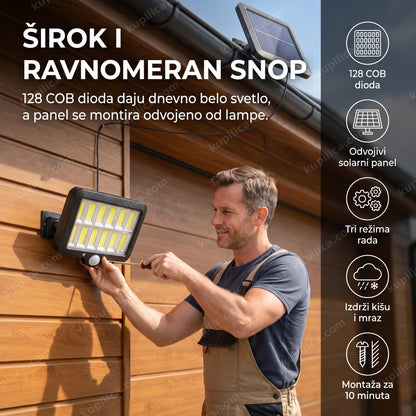 solarni reflektor sa 128 cob led dioda i odvojivim panelom — muškarac montira reflektor iznad garažnih vrata, panel odvojen na krovu