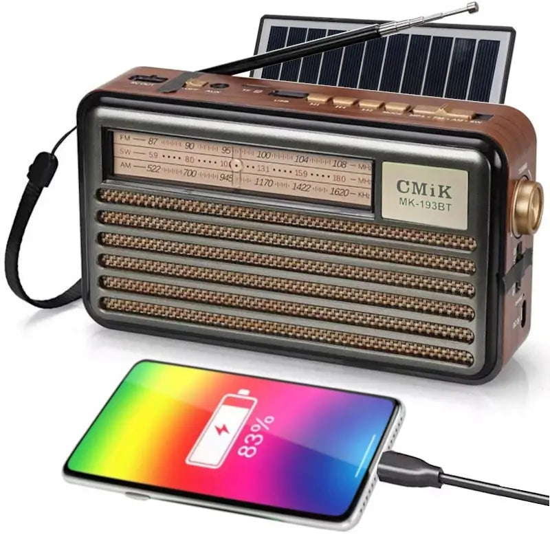 solarni retro radio MK-193BT — prednja strana sa skalom FM/SW/AM, podignutim solarnim panelom i telefonom koji se puni
