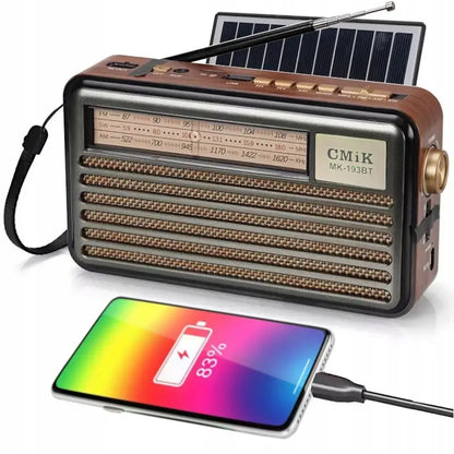 solarni retro radio MK-193BT — prednja strana sa skalom FM/SW/AM, podignutim solarnim panelom i telefonom koji se puni